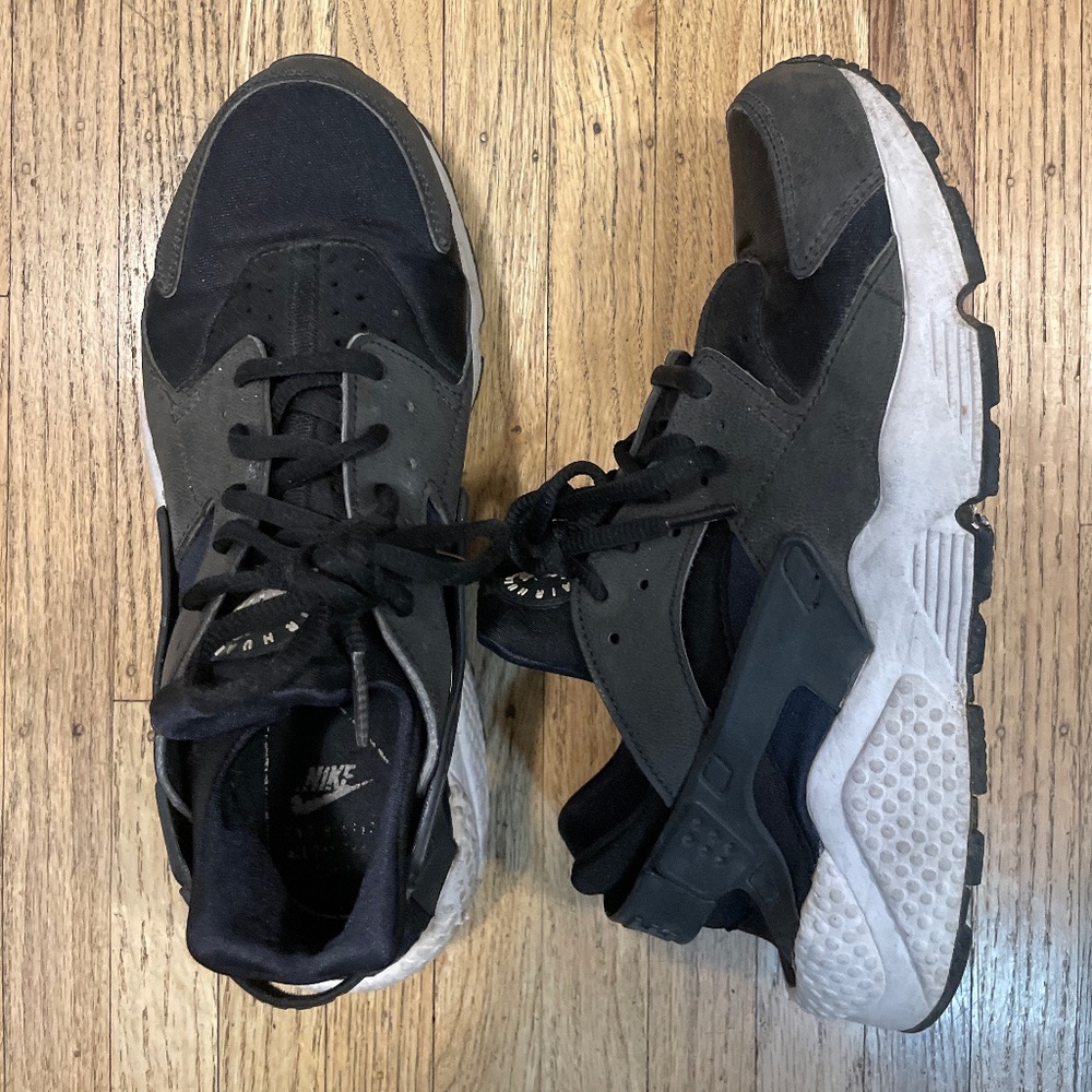 Nike air shoes 9.5